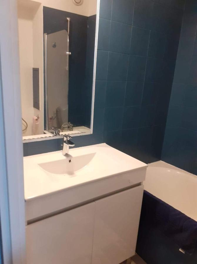 Appartement Studio 4 personnes avec vue sur le port à Hyères Extérieur photo